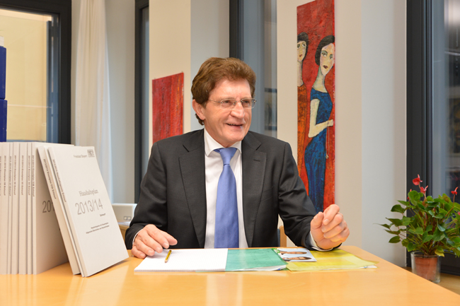 Im neuen Finanzausgleichsgesetz wurde verankert, dass der Vorsitzende des Ausschusses für Staatshaushalt und Finanzen, der Verhandlungsrunde mit den kommunalen Spitzenverbänden unter Leitung des Finanzministers angehört. Im Bild Georg Winter, der bereits zum fünften Mal im Rahmen des Spitzengesprächs zur Vorbereitung des Finanzausgleichs 2013 den Bayerischen Landtag vertritt.
